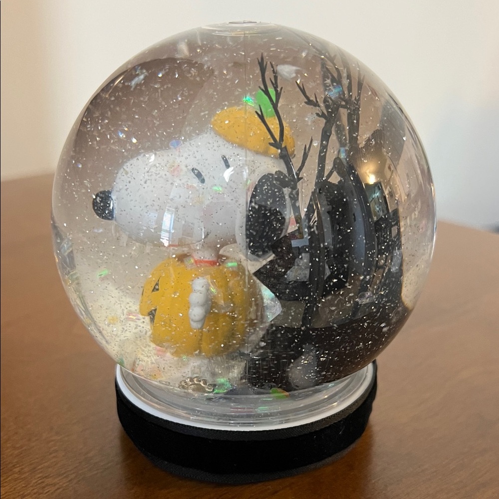 SNOOPY Pumpkin Snow Globe - Picture 4 of 13
